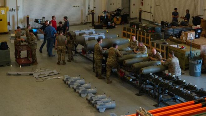 AM炸弹在反舰武器测试中击沉海上的模拟目标ag真人平台第一游戏B-2轰炸机投掷JD(图3)