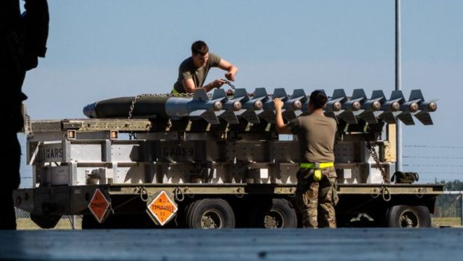 AM炸弹在反舰武器测试中击沉海上的模拟目标ag真人平台第一游戏B-2轰炸机投掷JD(图5)