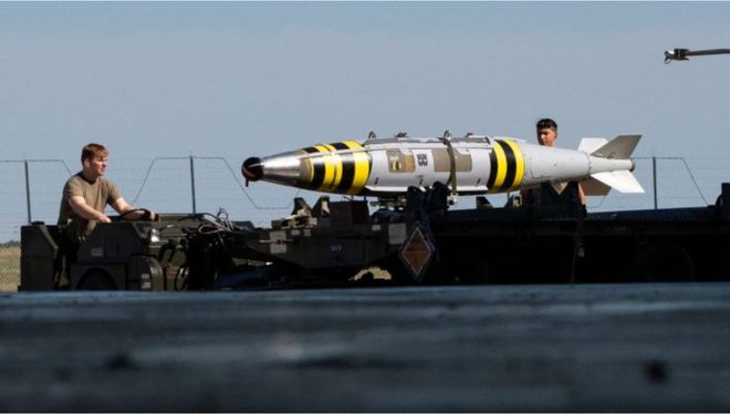 AM炸弹在反舰武器测试中击沉海上的模拟目标ag真人平台第一游戏B-2轰炸机投掷JD(图4)