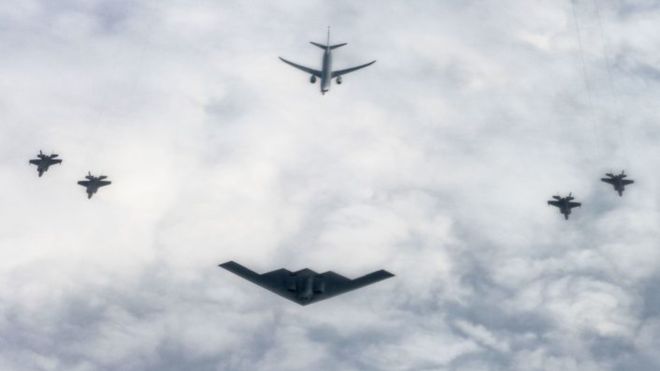 AM炸弹在反舰武器测试中击沉海上的模拟目标ag真人平台第一游戏B-2轰炸机投掷JD(图2)